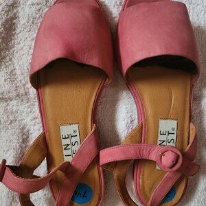 In Step Pink Suede Open Toe Sandals | Size 7.5